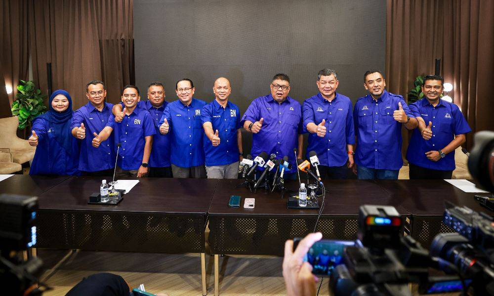 Melaka Barisan Nasional (BN) chairman Datuk Seri Ab Rauf Yusoh (fourth, right) poses for a group photo with BN candidates after a press conference held in conjunction with the launch of the BN election machinery for the 16th Melaka State Legislative Assembly Election at the MITC Hall. Photo by Bernama