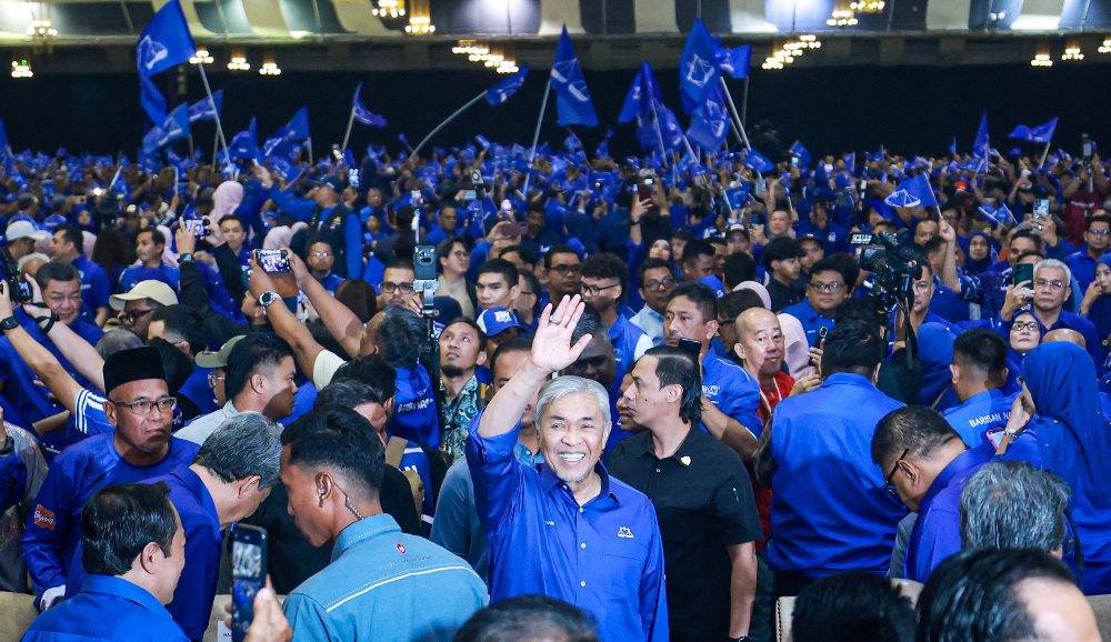 The coalition’s list of candidates was announced by Ab Rauf at BN’s candidate announcement ceremony for the Melaka polls at the Melaka International Trade Centre (MITC) here last night, which was officiated by BN chairman Datuk Seri Ahmad Zahid Hamidi. Photo by Bernama