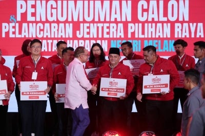 Prime Minister and Pakatan Harapan (PH) chairman Datuk Seri Anwar Ibrahim (third, left) shakes hands with PH candidates contesting in the 16th Melaka State Election during the PH Candidate Announcement and Election Machinery Launch Ceremony at the Hang Jebat Stadium last night.
-- fotoBERNAMA (2026) COPYRIGHT RESERVED