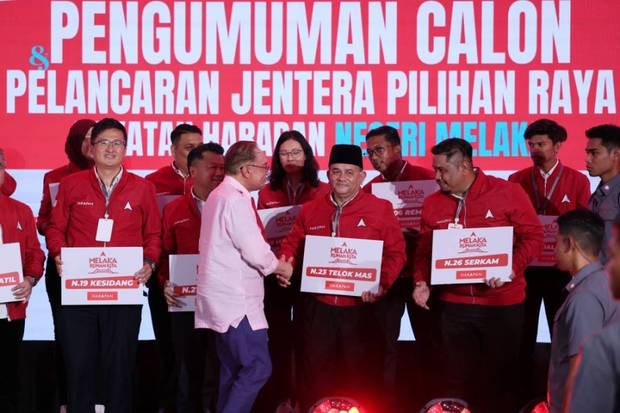 Prime Minister and Pakatan Harapan (PH) chairman Datuk Seri Anwar Ibrahim (third, left) shakes hands with PH candidates contesting in the 16th Melaka State Election during the PH Candidate Announcement and Election Machinery Launch Ceremony at the Hang Jebat Stadium last night.
-- fotoBERNAMA (2026) COPYRIGHT RESERVED