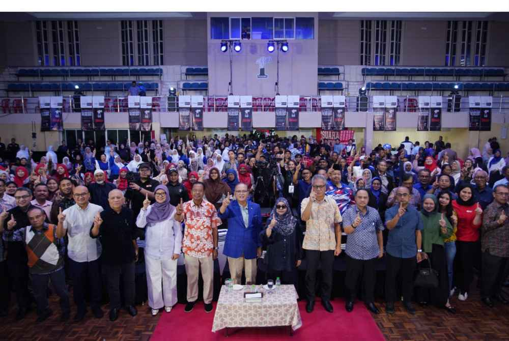 Wan Rosdy poses for a photograph with Pahang residents who attended the Sinar Harian Town Hall Rakyat programme at the Sultan Haji Ahmad Shah Silver Jubilee Hall in Kuala Lipis on Monday.