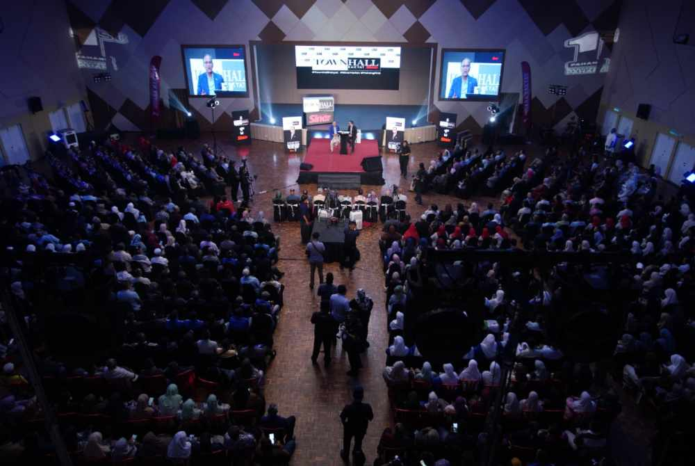Members of the public fill the hall during the Sinar Harian Town Hall Rakyat programme with the Pahang Menteri Besar.