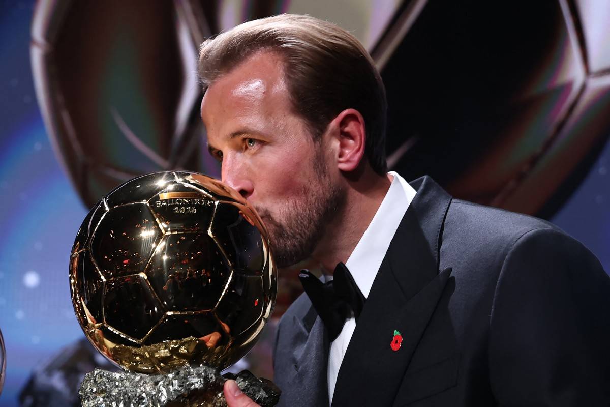 England and Bayern Munich forward Harry Kane kisses the trophy on stage after receiving the Ballon d'Or award for the best male footballer during the 2026 Ballon d'Or France Football award ceremony at the Palladium Theatre in London on October 26, 2026. (Photo by FRANCK FIFE / AFP)
