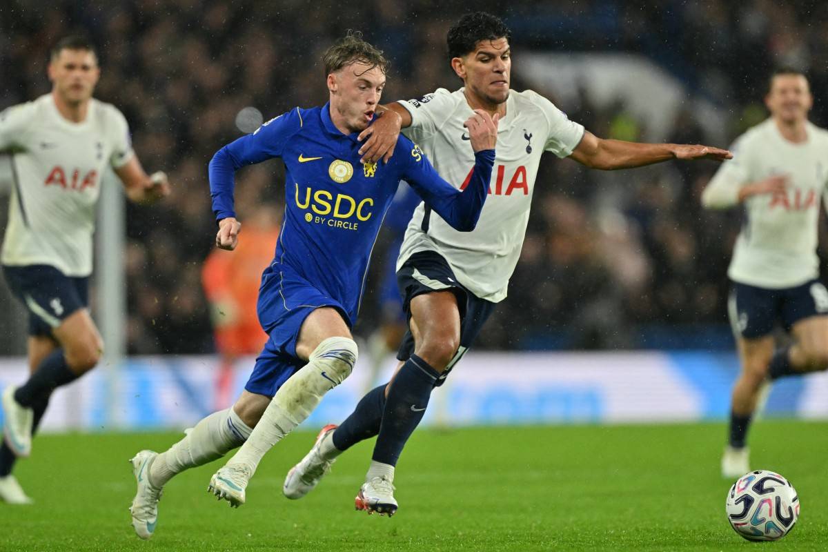 Chelsea's English midfielder #10 Cole Palmer (L) vies with Tottenham Hotspur's Portuguese midfielder #18 Mateus Fernandes (R) during the English Premier League football match between Chelsea and Tottenham Hotspur at Stamford Bridge in London on October 24, 2026. (Photo by Glyn KIRK / AFP) / RESTRICTED TO EDITORIAL USE. No use with unauthorized audio, video, data, fixture lists, club/league logos or 'live' services. Online in-match use limited to 120 images. An additional 40 images may be used in extra time. No video emulation. Social media in-match use limited to 120 images. An additional 40 images may be used in extra time. No use in betting publications, games or single club/league/player publications. /