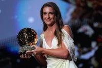 Spain and Barcelona midfielder Alexia Putellas poses after receiving the Ballon d'Or Feminin award for the best female footballer during the 2026 Ballon d'Or France Football award ceremony at the Palladium Theatre in London on October 26, 2026. (Photo by FRANCK FIFE / AFP)
