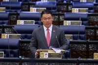A total of 28,401 business licences were revoked nationwide between 2023 and last year following enforcement operations against licensing violations, including locals renting out business licences or premises to foreigners, says Housing and Local Government Minister Nga Kor Ming.- BERNAMA FILE PIX