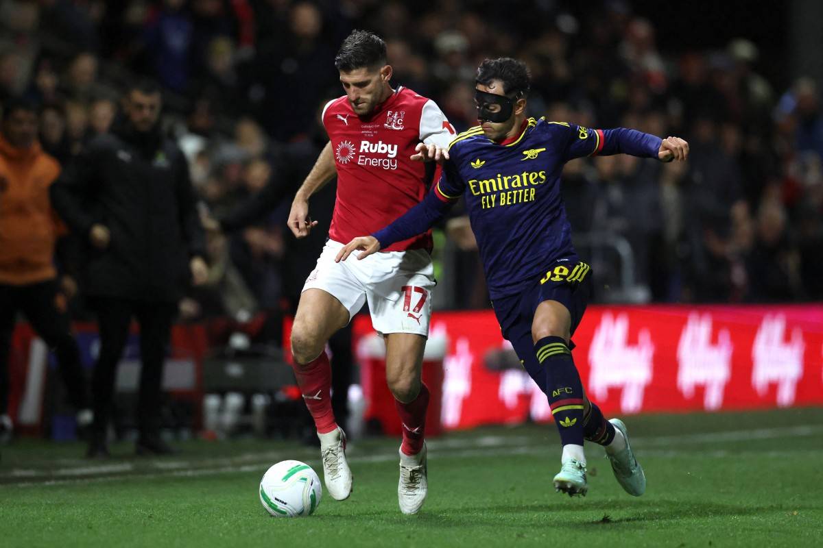 Arsenal's Spanish defender #36 Martin Zubimendi (R) vies with Fleetwood Town's Welsh striker #17 Ched Evans during the English League Cup fourth round football match between Fleetwood Town and Arsenal at Highbury Stadium in Fleetwood, north west England, on October 27, 2026. (Photo by Darren Staples / AFP) / RESTRICTED TO EDITORIAL USE. No use with unauthorized audio, video, data, fixture lists, club/league logos or 'live' services. Online in-match use limited to 120 images. An additional 40 images may be used in extra time. No video emulation. Social media in-match use limited to 120 images. An additional 40 images may be used in extra time. No use in betting publications, games or single club/league/player publications. /