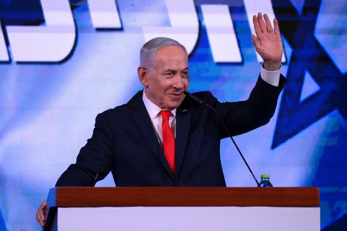 Israel's Prime Minister Benjamin Netanyahu gestures to his supporters at the election night rally after the first exit polls were announced, in Jerusalem on early October 28, 2026, during Israel's legislative elections. Netanyahu vowed early on October 28 to form a new government after a close election, saying no leader should rule through the backing of Israeli Arabs, whose parties posted strong gains. (Photo by Jewel SAMAD / AFP)