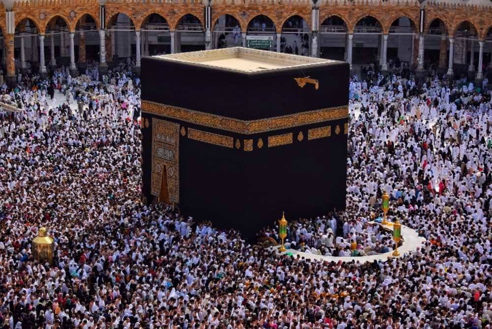 Deputy Haj and Umrah Minister Dahnil Anzar Simanjuntak has urged Indonesian umrah pilgrims to prioritise direct flights to Saudi Arabia over transit routes through Singapore and Malaysia, citing the potential to strengthen the country’s aviation industry. Photo: Edited via Canva