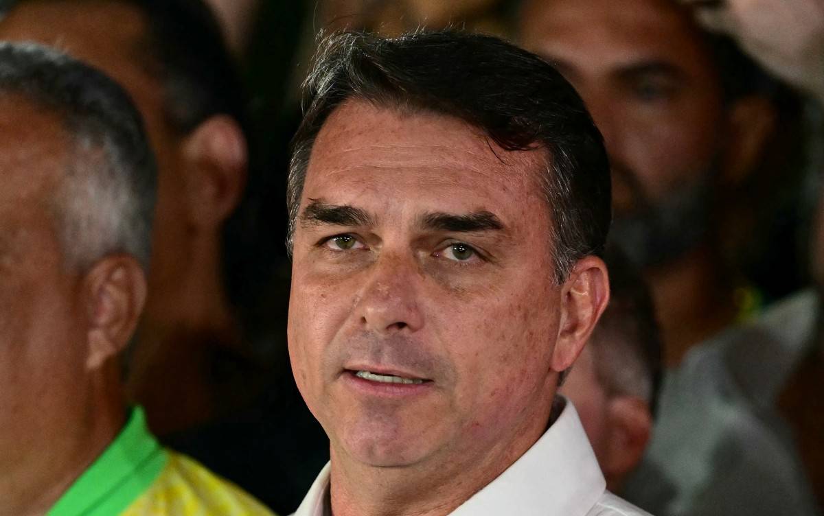 Brazil's right-wing senator and presidential candidate for the Liberal Party (PL) Flavio Bolsonaro reacts after knowing the first results in the presidential runoff election, in Brasilia, on October 25, 2026. (Photo by Pablo PORCIUNCULA / AFP)