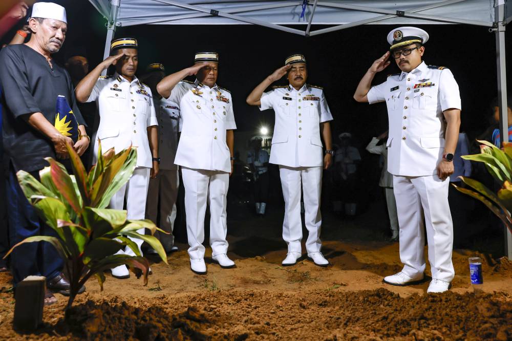 MMEA Deputy Director-General (Operations) Maritime Vice-Admiral Mohd Zawawi Abdullah (middle) said the investigation would focus on identifying weaknesses and determining whether the agency’s standard operating procedures (SOPs) needed improvement to prevent similar incidents. Photo by Bernama