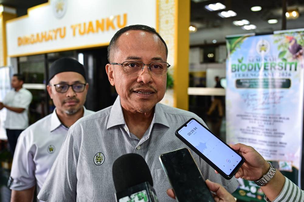 Terengganu Menteri Besar Datuk Seri Dr Ahmad Samsuri Mokhtar speaking to reporters after the Terengganu Biodiversity Seminar today. Photo by Bernama