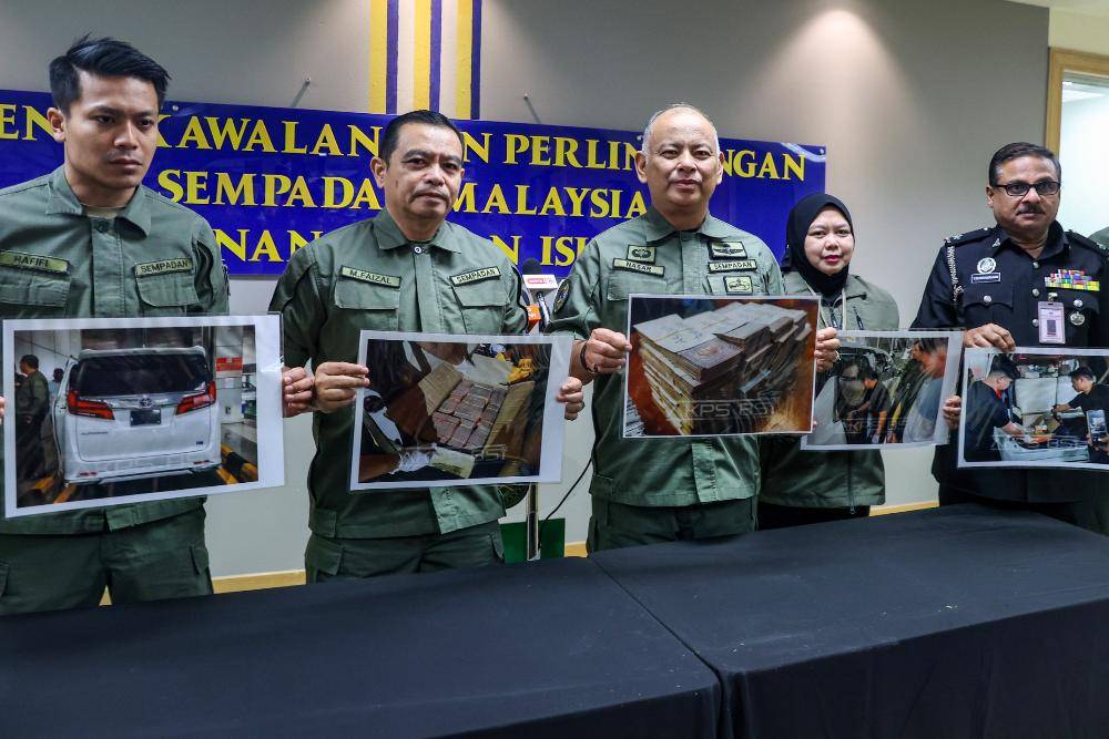 The Malaysian Border Control and Protection Agency (AKPS) detained a Malaysian couple suspected of attempting to take nearly RM3 million in undeclared cash out of the country at the Sultan Iskandar Building (BSI) Customs, Immigration and Quarantine Complex here yesterday. Photo by Bernama