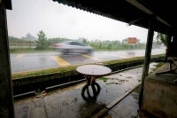 MetMalaysia has issued a thunderstorm warning for parts of eight states and two Federal Territories, with heavy rain and strong winds expected until 8pm today. - BERNAMA FILE PIX