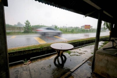 MetMalaysia has issued a thunderstorm warning for parts of eight states and two Federal Territories, with heavy rain and strong winds expected until 8pm today. - BERNAMA FILE PIX