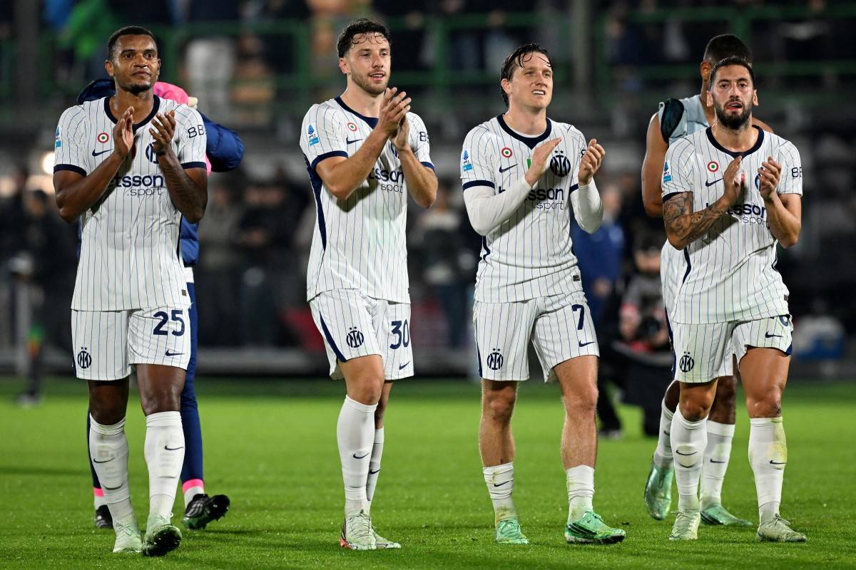 (From L) Inter Milan's Swiss defender #25 Manuel Akanji, Inter Milan's Brazilian defender #30 Carlos Augusto, Inter Milan's Polish midfielder #07 Piotr Zielinski and Inter Milan's Turkish midfielder #20 Hakan Calhanoglu celebrate after winning the Italian Serie A football match between Venezia and Inter Milan at the Pier Luigi Penzo Stadium in Venice, northeastern Italy, on October 28, 2026. (Photo by Stefano Rellandini / AFP)