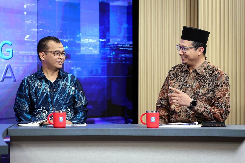 Head of the National TVET Council (MTVET) secretariat Ts Dr Azmir Mohd Yunus and dan exco member for Social Mobility and Inclusive Participation in TVET (MTVET) Dr Muhammad Faizal Tahiruddin during Bernama TV programme Ruang Bicara, titled 'TVET 2.0: Between Competency and Talent Development,' last night. - Photo by Bernama