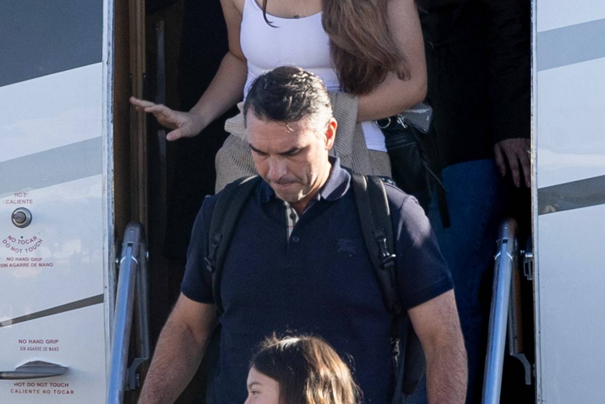Flavio Bolsonaro steps off a plane after arriving at Opa Locka Executive Airport in Miami, Florida on October 28, 2026. Brazil's defeated right-wing presidential candidate Flavio Bolsonaro stepped out of a private plane in Florida today, AFP witnessed, despite a court order banning him from leaving his country. His plane touched down at Opa-Locka Executive Airport outside Miami after flying from Argentina with a stopover in Ecuador, as speculation had swirled for days over his whereabouts. (Photo by Ricardo ARDUENGO / AFP)
