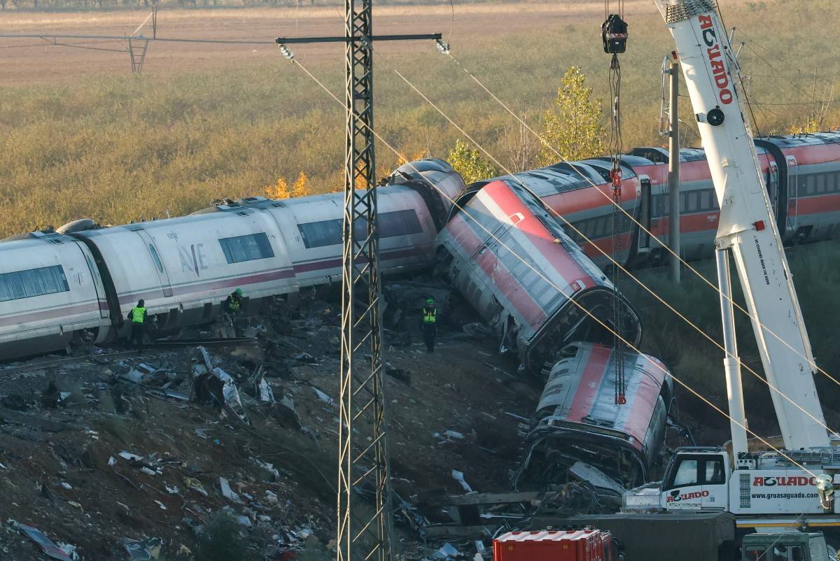 Investigators use heavy machinery to remove damaged carriages of a train crash between two high-speed units, a Renfe AVE train and an Iryo train around 150 km south of Madrid between Urda and Los Yebenes in the province of Toledo, a day after the accident on October 29, 2026. A high-speed train collision south of Madrid killed 68 people and injured scores more, authorities said, in one of Europe's deadliest such disasters this century. The second such accident to strike Spain this year will raise fresh questions about the country's rail safety, with the transport minister speaking of an "error" and "inexplicable circumstances" that led to the crash. (Photo by Oscar DEL POZO / AFP)