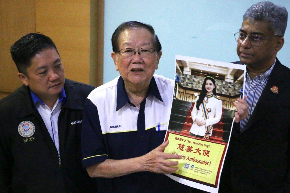 Malaysian Chinese Association (MCA) Public Services and Complaints Department head Datuk Seri Michael Chong (centre) displays images of fake royal titles generated using artificial intelligence (AI) by scammers to lure the public into fraudulent investment schemes. Photo by Bernama