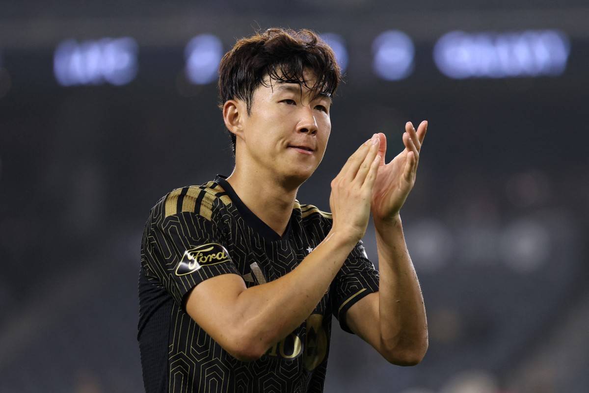 LOS ANGELES, CALIFORNIA - OCTOBER 25: Son Heung-Min #7 of Los Angeles FC waves to the fans after the MLS match between Los Angeles Football Club and LA Galaxy at BMO Stadium on October 25, 2026 in Los Angeles, California. Luke Hales/Getty Images/AFP (Photo by Luke Hales / GETTY IMAGES NORTH AMERICA / Getty Images via AFP)