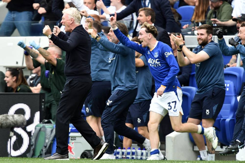 Everton's Scottish manager David Moyes (L) and Everton's English midfielder #37 James Garner (R). Photo by AFP