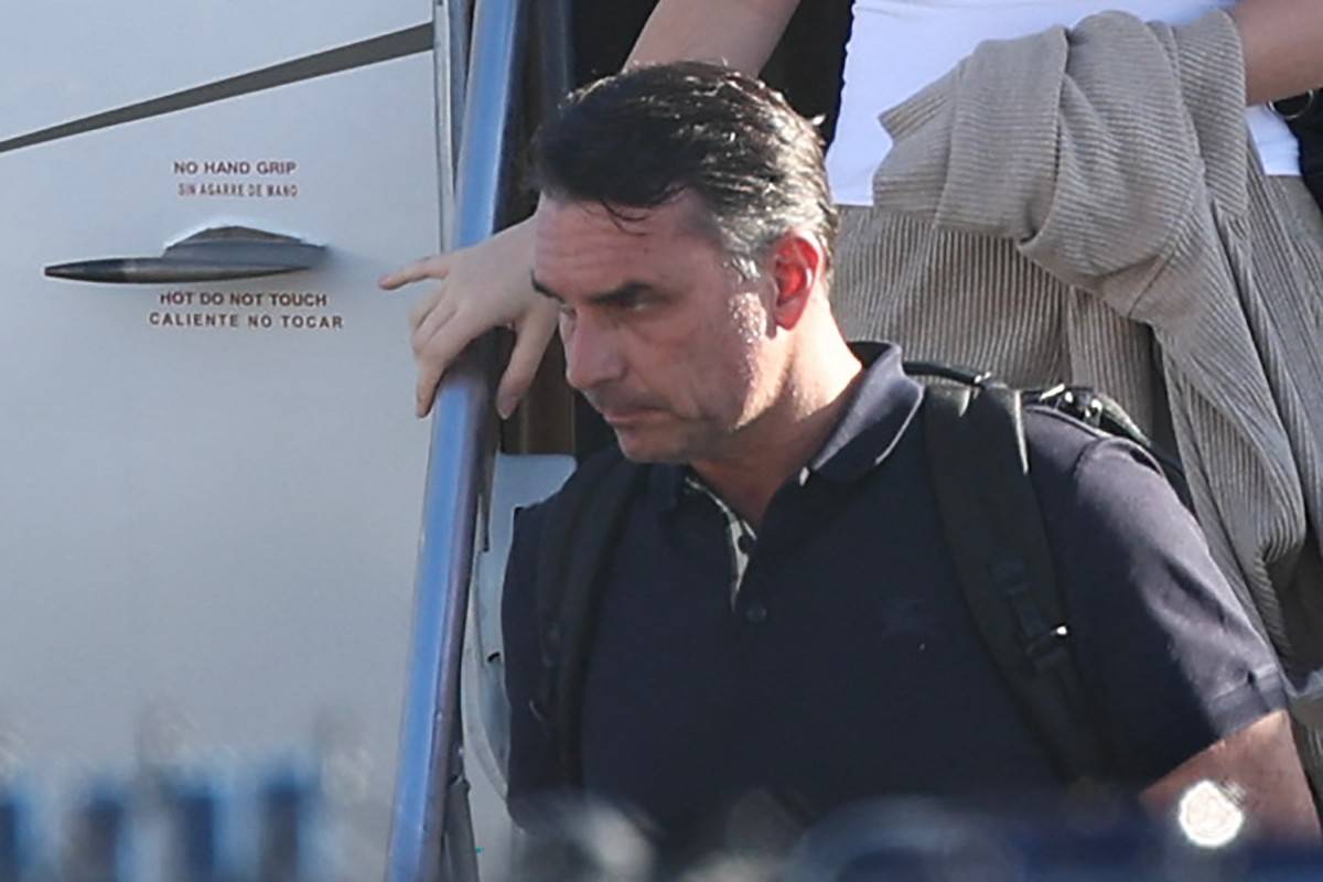 Flavio Bolsonaro steps off a plane after arriving at Opa Locka Executive Airport in Miami, Florida on October 28, 2026. Brazil's defeated right-wing presidential candidate Flavio Bolsonaro stepped out of a private plane in Florida today, AFP witnessed, despite a court order banning him from leaving his country. His plane touched down at Opa-Locka Executive Airport outside Miami after flying from Argentina with a stopover in Ecuador, as speculation had swirled for days over his whereabouts. (Photo by Ricardo Arduengo / AFP)