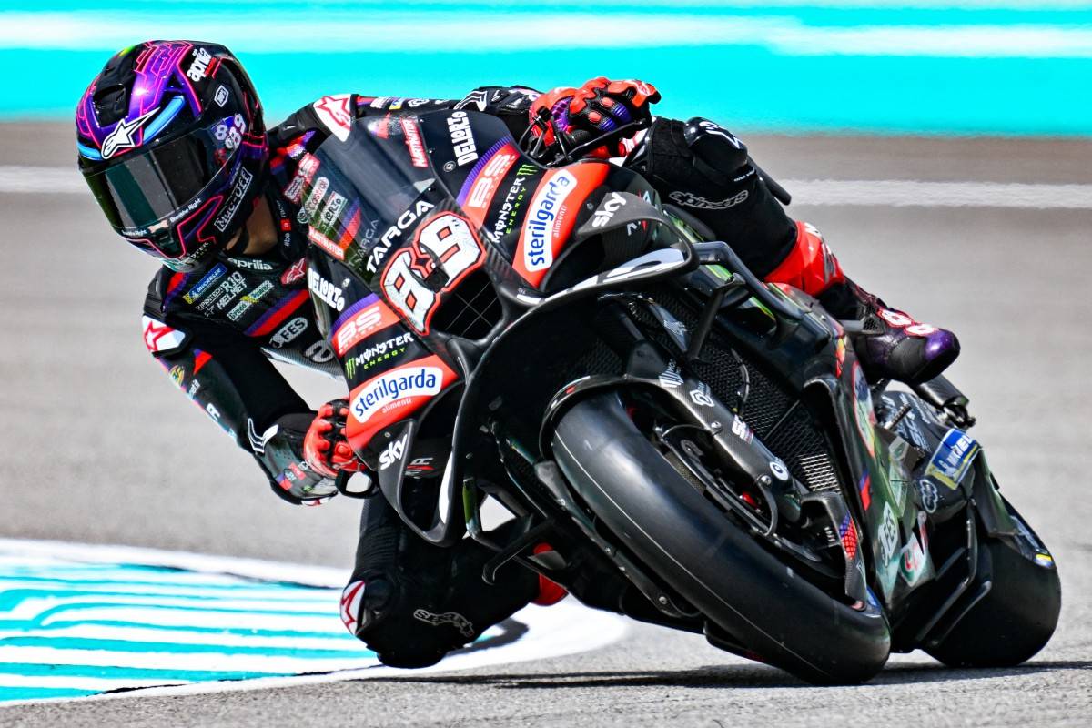 Aprilia Racing's Spanish rider Jorge Martin takes a corner during the first practice session of the MotoGP Malaysian Grand Prix at the Sepang International Circuit in Sepang on October 30, 2026. (Photo by Mohd Rasfan / AFP)