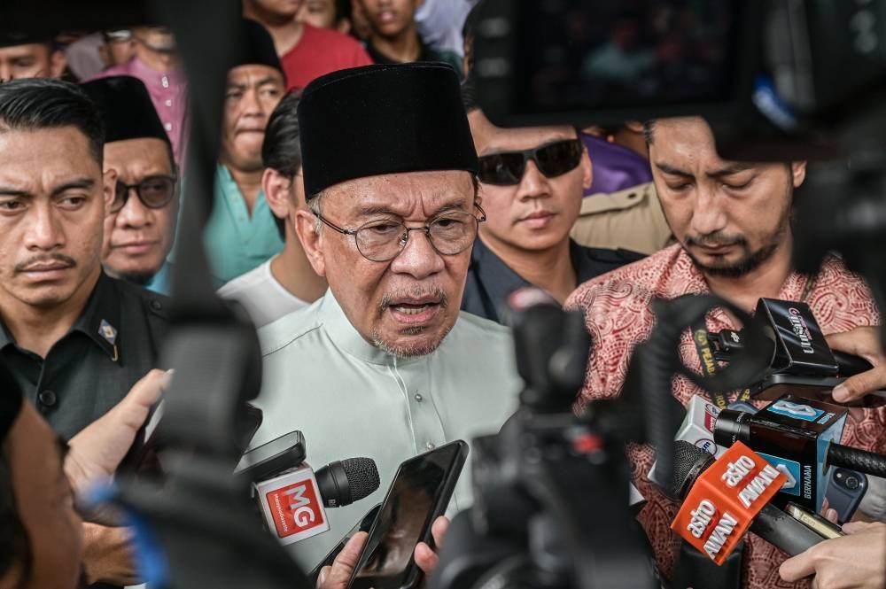 KUALA LUMPUR, Oct 30 -- Prime Minister Datuk Seri Anwar Ibrahim speaks to reporters after performing Friday prayers at Masjid Al-Muqarrabin in Bandar Tasik Selatan today.
- PHOTO: BERNAMA (2026) COPYRIGHT RESERVED