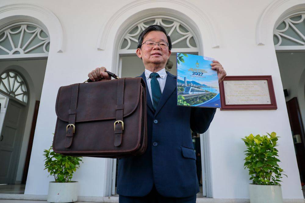 Chief Minister Chow Kon Yeow has announced Special Financial Aid (BKK) equivalent to one month's salary for state civil servants, to be paid in December 2026. Photo by Bernama