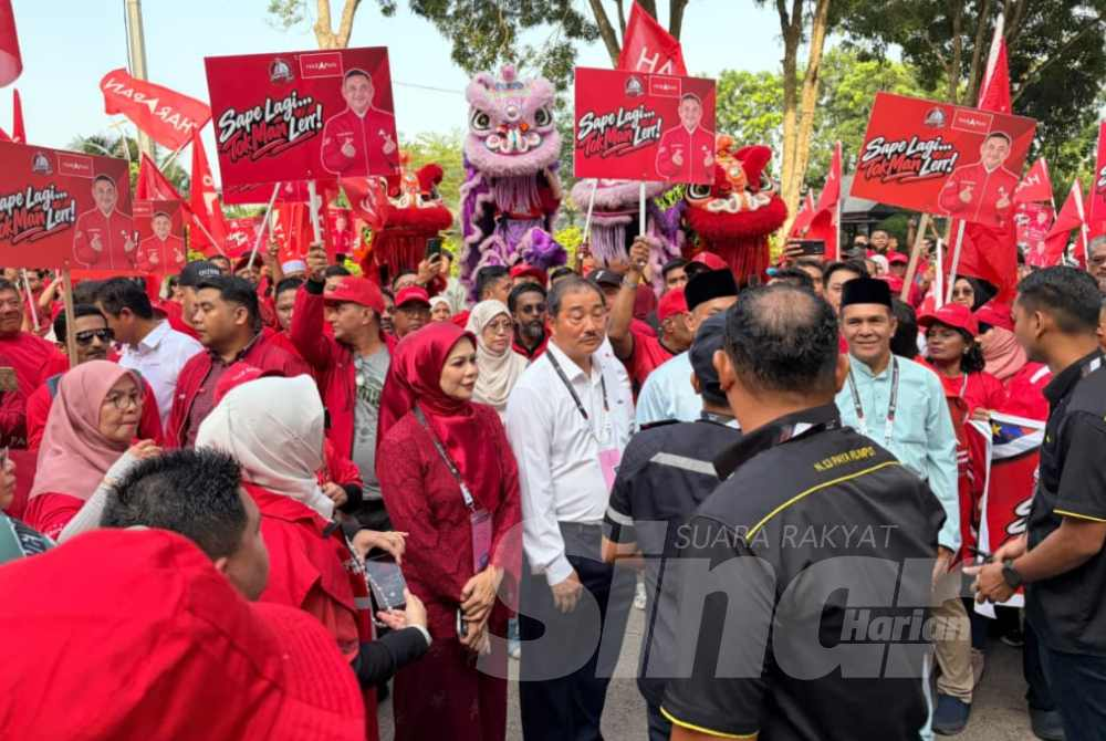 Azman’s arrival was met with a lively welcome, featuring a lion dance performance, the beating of drums and cheers from supporters.