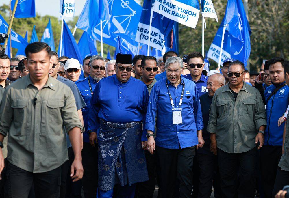 Ab Rauf, the incumbent Tanjung Bidara assemblyman, was accompanied by Barisan Nasional (BN) supporters led by its chairman Datuk Seri Dr Ahmad Zahid Hamidi to Dewan Datuk Kapt (B) Hj Ab Karim at the Tanjung Bidara Japerun Complex in Alor Gajah. Photo by Bernama