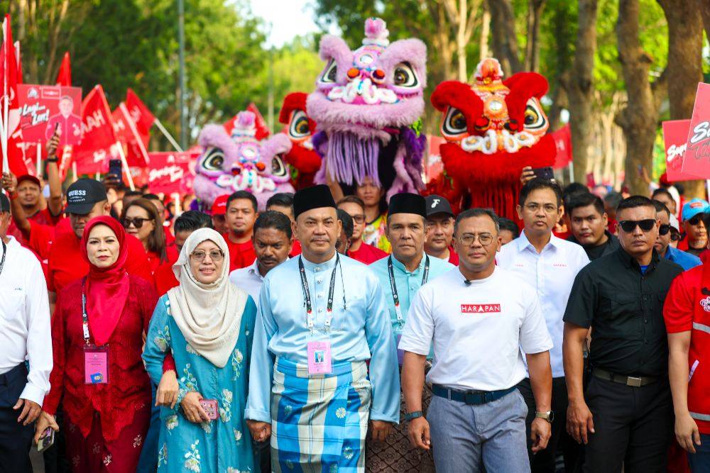 Pakatan Harapan (PH) candidate for Paya Rumput seat, Datuk Azman Abidin was accompanied by PKR vice-president and PH Election director Datuk Seri Amirudin Shari. Photo by Bernama