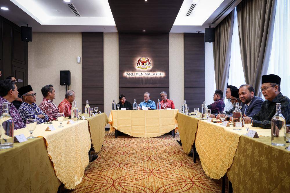 Deputy Prime Minister Datuk Seri Fadillah Yusof (centre) witnesses the signing of a Confidence and Supply Agreement (CSA) between the Madani Government and Bersatu MPs, with a commitment to support the passage of the 2027 Supply Bill, or Budget 2027. Among those who signed the agreement were Bersatu president Tan Sri Muhyiddin Yassin (fourth, left) and vice-president Datuk Dr Radzi Jidin (third, left). Photo by Bernama