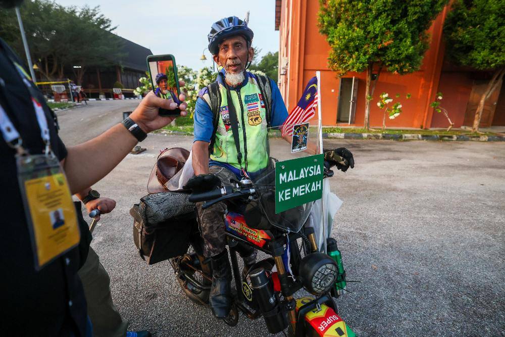A long bicycle journey from Gemas, Negeri Sembilan, to Bukit Katil did not deter 68-year-old Sitdek Ahmad Ali from being present to witness the nomination process for the Melaka State Election today. Photo by Bernama