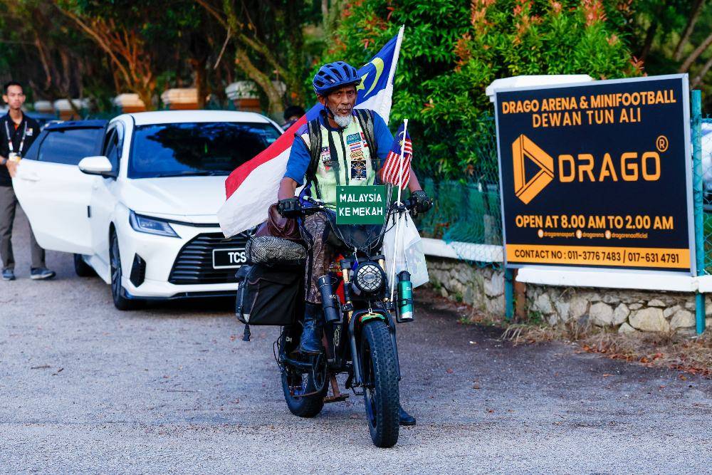 A long bicycle journey from Gemas, Negeri Sembilan, to Bukit Katil did not deter 68-year-old Sitdek Ahmad Ali from being present to witness the nomination process for the Melaka State Election today. Photo by Bernama