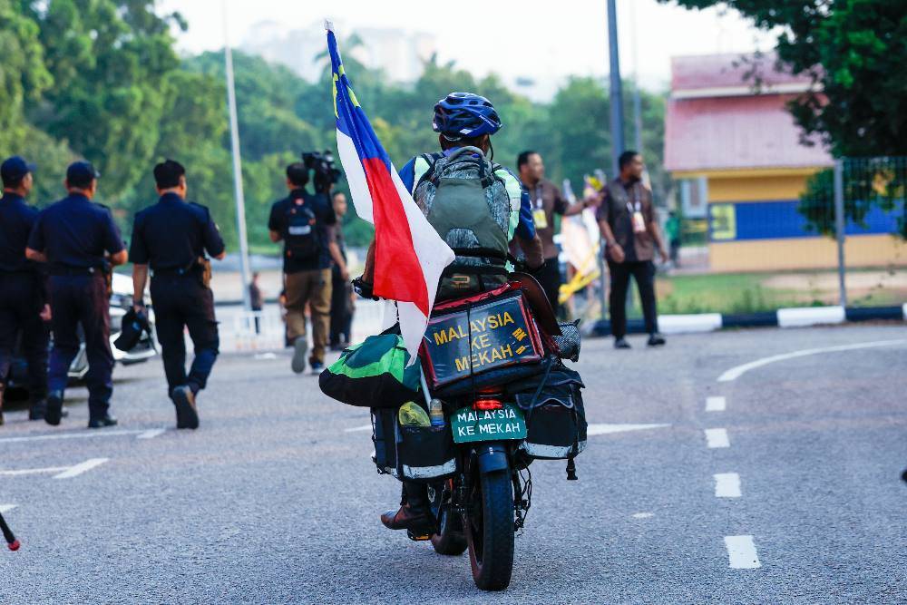 A long bicycle journey from Gemas, Negeri Sembilan, to Bukit Katil did not deter 68-year-old Sitdek Ahmad Ali from being present to witness the nomination process for the Melaka State Election today. Photo by Bernama