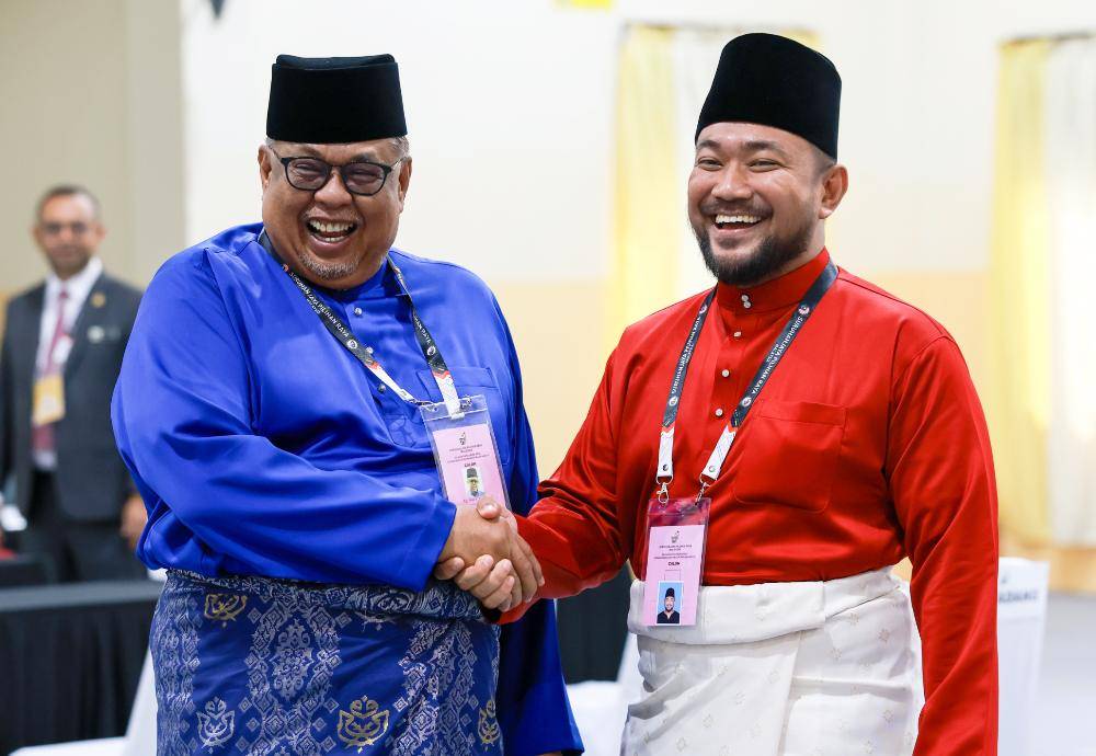 Barisan Nasional candidate for the N02 Tanjung Bidara state seat, Datuk Seri Dr Ab Rauf Yusoh (left), alongside Pakatan Harapan candidate Mohd Yunazri Mustamiri (right) at the nomination centre at Dewan Datuk Kapt (B) Hj. Ab Karim, JAPERUN Tanjung Bidara Complex, for the 16th Melaka State Election today. Photo by Bernama