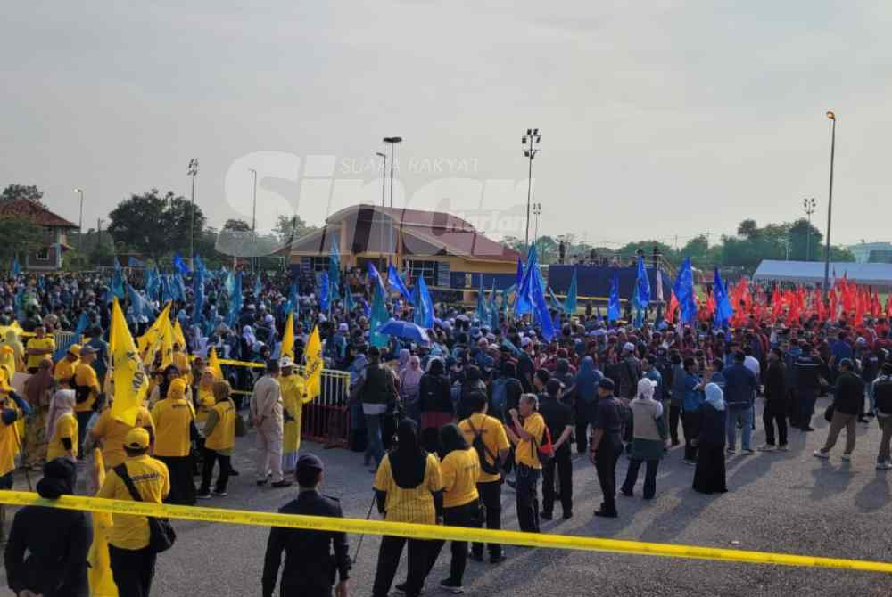 The positioning of supporters from both coalitions separated only by a designated space, made the atmosphere at the candidate nomination centre all the more lively.