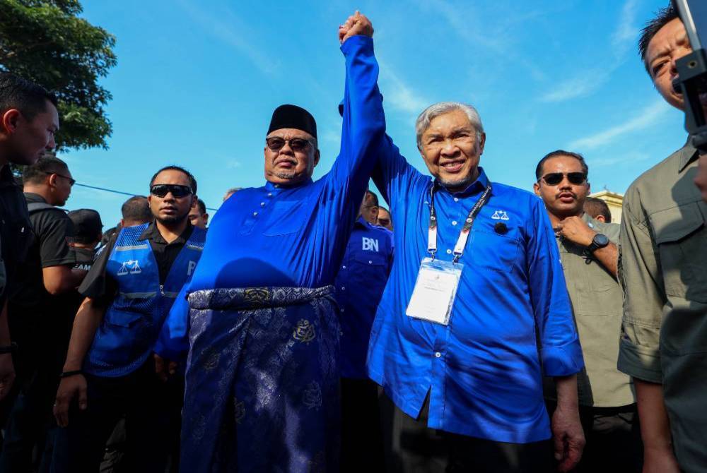 Ab Rauf, the incumbent Tanjung Bidara assemblyman, was accompanied by Barisan Nasional (BN) supporters led by its chairman Datuk Seri Dr Ahmad Zahid Hamidi to Dewan Datuk Kapt (B) Hj Ab Karim at the Tanjung Bidara Japerun Complex in Alor Gajah. Photo by Bernama