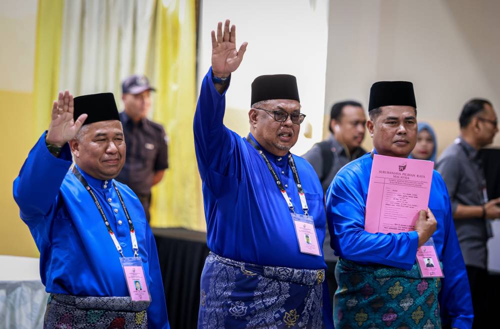 Chief Minister Datuk Seri Dr Ab Rauf Yusoh (middle)