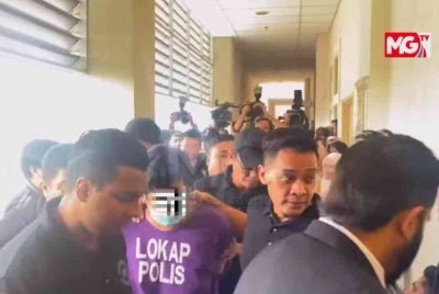 Bapa Zayn Rayyan diiringi polis. (Kredit foto: Tangkap layar MalaysiaGazette)