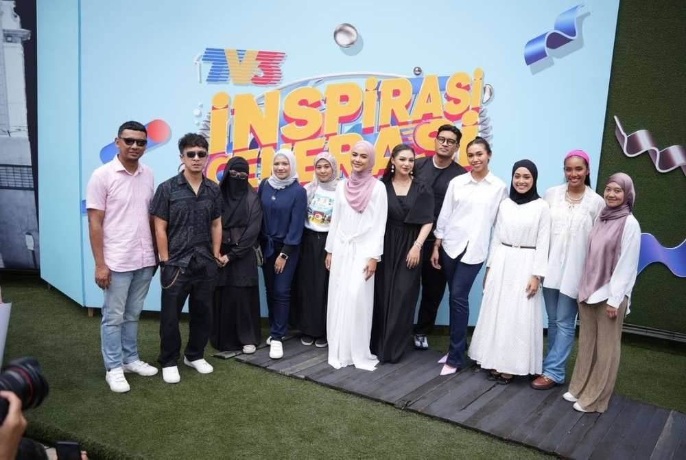 Bersama barisan pelakon drama Akasia yang popular Aku Bukan Ustazah