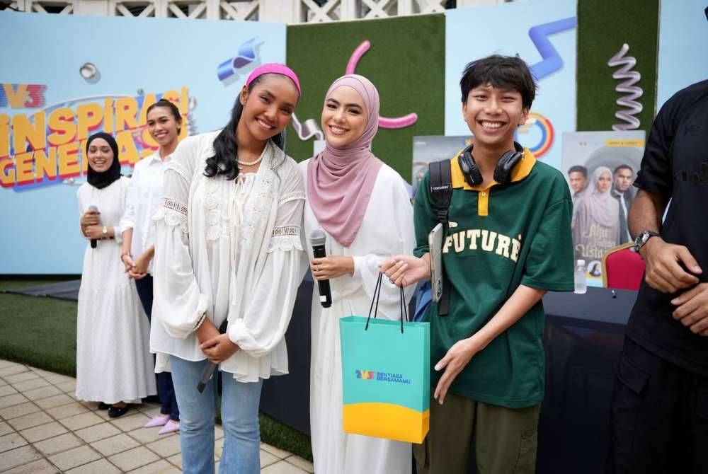 Haneesya bersama Erysha Emyra ketika menghadiri satu majlis Meet & Greet drama Akasia: Aku Bukan Ustazah baru-baru ini