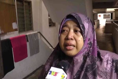 Ibu arwah, Norfasiha Abdul Jalil sedih namun reda pemergian anak bongsunya. (Kredit foto: Tangkap layar Buletin TV3)