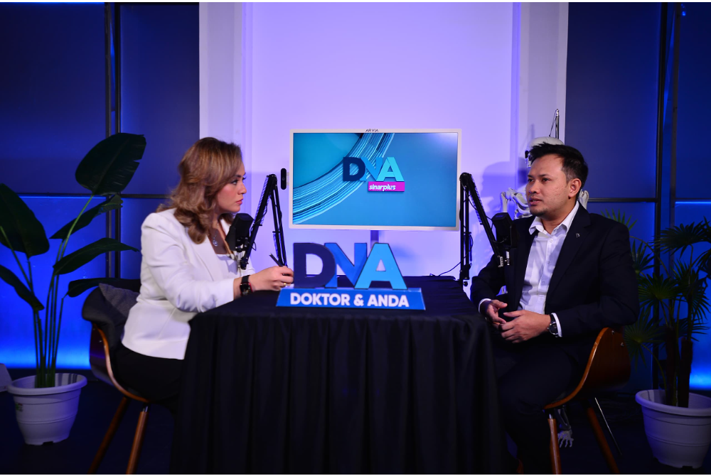 Dr Mohd Fikri (kanan) menjelaskan mengenai penyakit strok semasa temu bual bersama program DNA SinarPlus.
