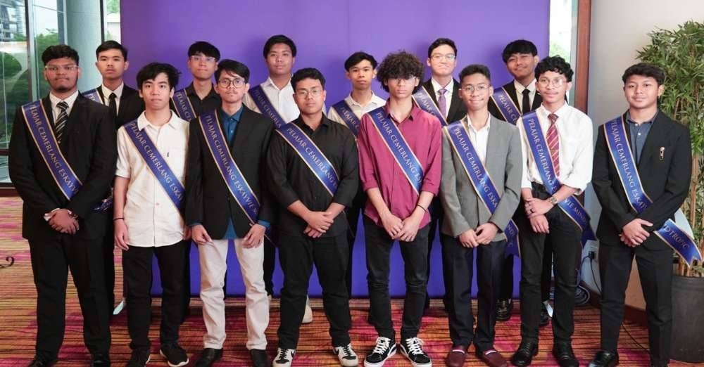 SEBAHAGIAN pelajar yang menerima Anugerah Pelajar Cemerlang SPM Eskayvie Mindtropic dalam satu majlis yang diadakan di Mardhiyyah Hotel & Suites, Shah Alam