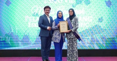 KETUA Pegawai Eksekutif Eskayvie, Dr Syid Ayob Syid Mustafa Al-Qudri dan Pengarah Urusan Eskayvie, Kartika Wati Mohamed, menyampaikan Anugerah Pelajar Cemerlang SPM Eskayvie Mindtropic kepada Batrisyia Mohd Nizam yang mendapat keputusan straight A’s dalam SPM