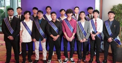 SEBAHAGIAN pelajar yang menerima Anugerah Pelajar Cemerlang SPM Eskayvie Mindtropic dalam satu majlis yang diadakan di Mardhiyyah Hotel & Suites, Shah Alam