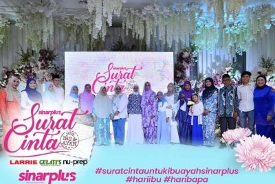 Barisan pemenang Peraduan Surat Cinta Ibu dan Ayah.